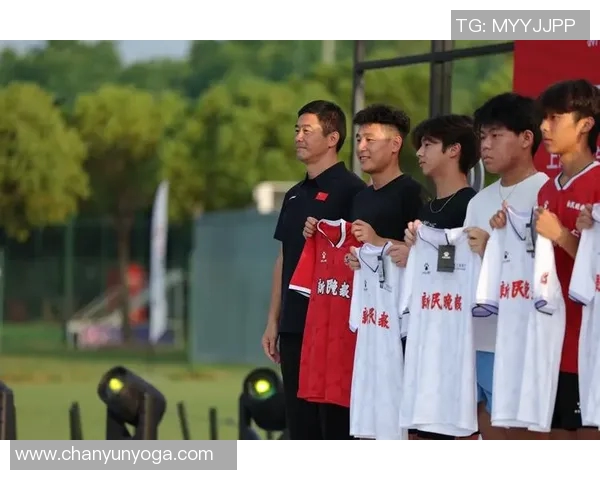 上海足球队战术变革引发热议球迷与专家共同探讨未来发展方向